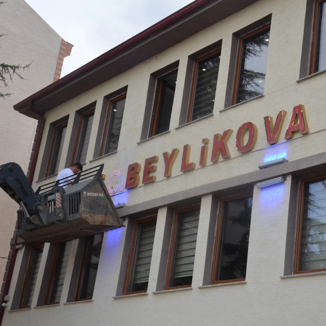 Beylikova Belediye Başkanı Av. Hakan Karabacak’ın talimatı ile belediye binasının girişindeki “Beylikova Belediyesi” yazısına ek olarak Türkiye Cumhuriyeti’nin kısaltması olan T.C ibaresi eklendi.

31 Mart’ta gerçekleşen yerel seçimlerde CHP’nin Beylikova Belediye Başkan Adayı Hakan Karabacak, yüzde 53,34 oy alarak başkan seçildi.
