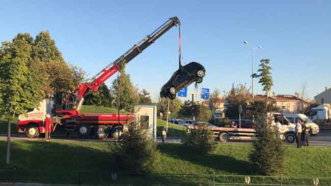 Yaralılar, tamamen sulara gömülen otomobil içerisinden çevredekilerin yardımıyla yol kenarına çıkarıldı.