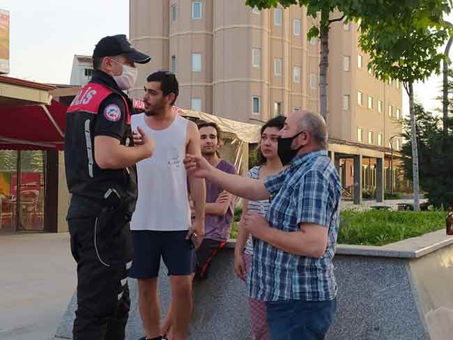 Alkollü şahıs, kendisine işlem yapan polisin yanına giderek kimliğini görmek istedi. Bu sırada polis, “Sen benim polis olduğumu biliyorsun değil mi?” diye karşılık verince, alkollü Hasan Sadık K. ise, “Ben bu üniformayı giyemez miyim? Bu üniformayı 15 liraya satıyorlar. O şapkayı 10 liraya satıyorlar. Sen bana kimlik göstermek zorundasın, hepiniz bana kimlik göstermek zorundasınız” dedi.