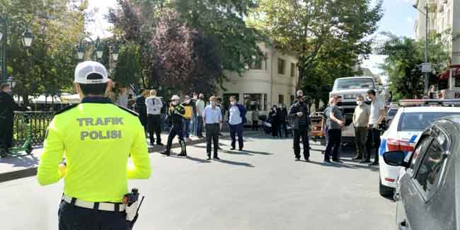 Eskişehir'de trafik polisinin uygulama noktasında durdurduğu ehliyetsiz sürücü motosikletini yaktı.