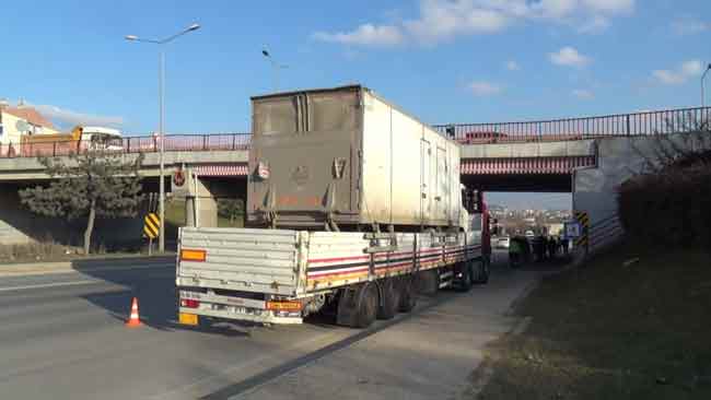 Olayda kimse yara almazken polis ekiplerinin incelemelerinin ardından kusurlu bulunan tır şoförü T.B.’ye işlem yapıldı. Yol kazaya karışan sürücülerin işlemlerinin ardından yeniden trafiğe açıldı.