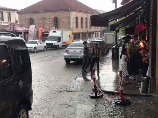 Yüksek kesimlerden şehir merkezine doğdu akan yağmur suyu adeta sel şeklinde yolları, çukur alanları kapladı.