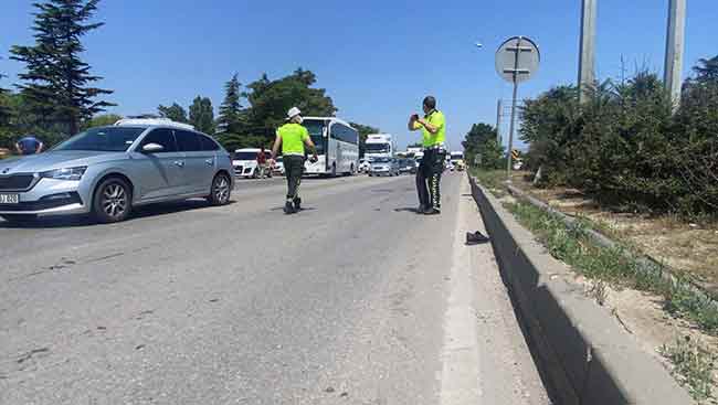 Alçılı ayağıyla direksiyon başına geçen sürücü ambulans başında bekleyerek, çarptığı kadın için dakikalarca gözyaşı döktü. 