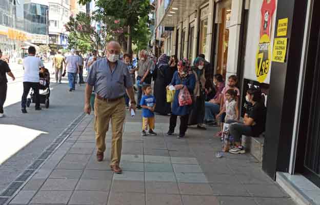 Bazı noktalarda kaldırımların işgal edildiği ve sosyal mesafenin daha çok kaybolduğu görüldü. Bankların ne zaman eski hallerini alacakları muammayken insanların dip dibe oluşu hastalığın yayılımı açısından korkutuyor.