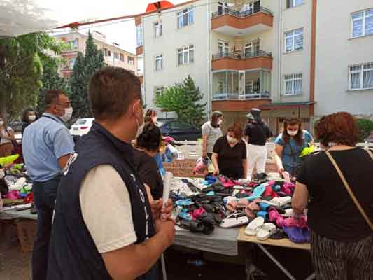 Ayrıca yapılan denetimler çerçevesinde Odunpazarı ilçesinde bulunan bir semt pazarı da kontrol edildi. Yoğun olarak kadınların bulunduğu bölgede, alışverişe kendini kaptıran kadınlar, sosyal mesafe ve maske kuralını unuttu. 