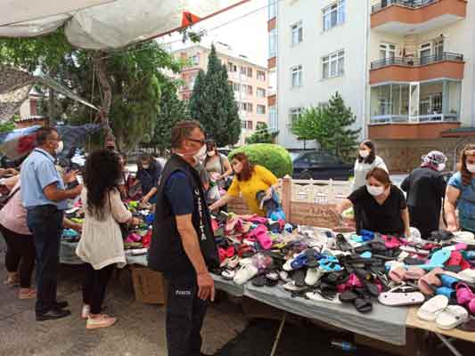 Burada polis ve zabıta ekipleri hem pazar esnafını hem de tezgah önlerinde yoğunluk oluşturan kadınları defalarca uyardı. Polis ekipleri, özellikle pazarın kıyafet satılan bölümünde yoğunlaşan kadınlara seslenerek, “Sevgili hanımlar, sizden rica ediyorum. Sosyal mesafeyi koruyalım lütfen. Ailenize, sevdiklerinize hastalık bulaştırma riskini yaşatmayın” dedi.