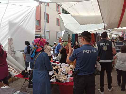 Yapılan ısrarlı uyarılara karşı kadınlar da maskelerini takıp, sosyal mesafe kurallarına uyarak alışverişlerine devam etti.