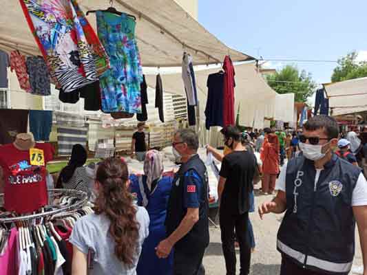 Eskişehir'de de pazar alışverişine dalan kadınlar sosyal mesafeyi unuttu.