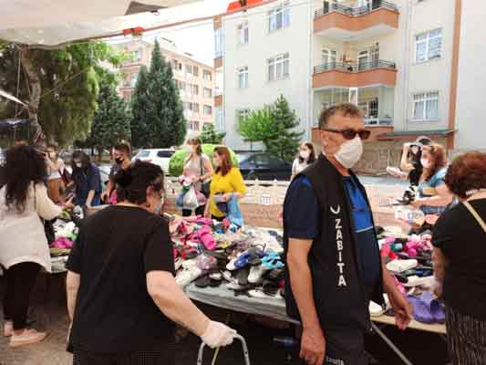 Eskişehir'de de pazar alışverişine dalan kadınlar sosyal mesafeyi unuttu.