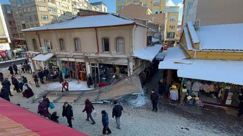 İşyeri çalışanları tarafından yaralı kurtarılan kadın, 112 Acil Sağlık ekipleri tarafından hastaneye kaldırıldı.