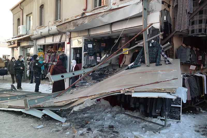 Yaşanan can pazarının ardından olayın gerçekleştiği mağazadan alışveriş derdine düşen müşteriler, görenleri hayrete düşürdü.