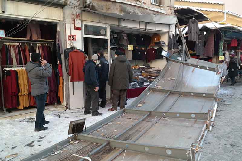 Eskişehir’de bir işyerinin tentesi üzerine biriken kar yığınına dayanamayınca, alışveriş yapan kadının üzerine çöktü. Yaşanan olaya aldırış etmeden alışveriş yapmaya devam eden diğer müşteriler görenleri hayrete düşürdü.