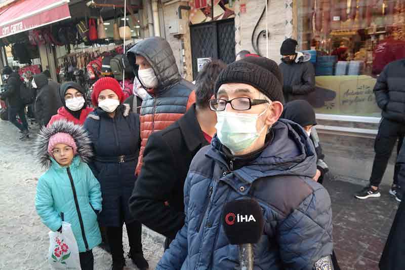 Tentenin çökme anını anlatan görgü tanığı Halil Çiftçi, “Ben oradan geçiyordum. Ses duyunca dönüp baktım. Duvardan koptu. Vatandaşlar tentenin altında kalan kadını kurtardı” dedi.