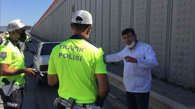 Yapılan uyarılar karşısında gülerek polisin elini tutmaya çalışan şahıstan sosyal mesafe gereği uzak durmaya çalışan ekipler, "Ağabey, kesmiyorsun. Hastaneden kan almak zorunda kalırız. Hastaneyle uğraştırma bizi" şeklinde konuştu.