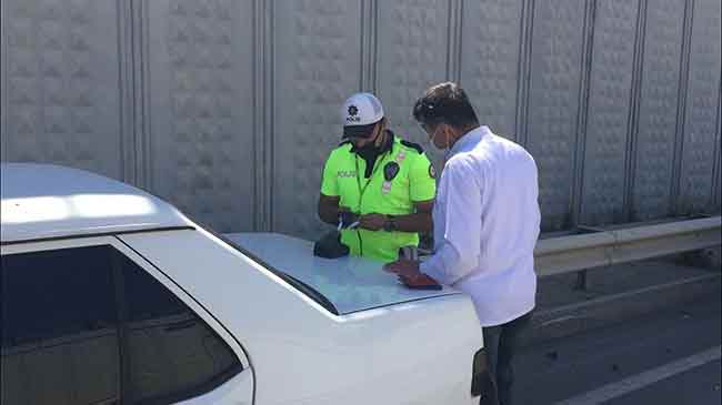 Trafik polisleri, büyük bir sabırla ve ısrarla F.K.'ya alkolmetreye nasıl üflemesi gerektiğini anlattı. Ekipler, nefesini sürekli yarıda kesen sürücüye 6'ncı denemede alkolmetreyi üfletmeyi başardı. Çıkan sonuçta ise, F.K.'nın 2.04 (240) promil alkollü belirlenerek işlem yapıldı. Öte yandan yapılan işlemler sonunda çekici yardımıyla araçlar yoldan kaldırıldı.