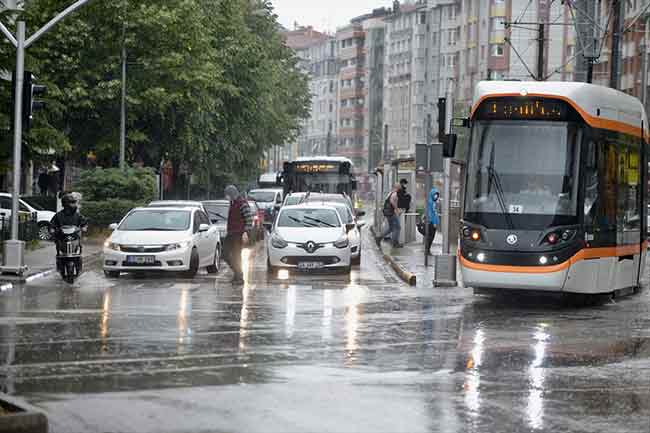 Polis ekipleri ani bastıran yağmur nedeniyle sıkışan trafiği düzenlemeye çalıştı.