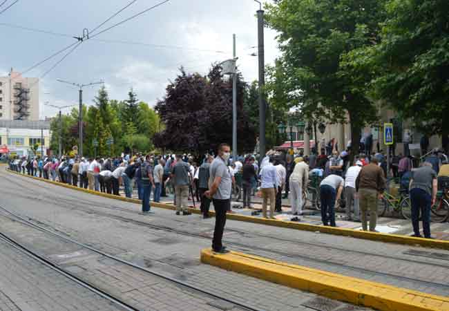 Eskişehir’de bugün Cuma namazından hemen önce aniden yağan yağmur, vatandaşları ıslak zeminin üstünde namaz kılmak zorunda bıraktı.