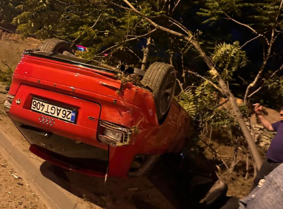 Eskişehir'de dün gece meydana gelen kazada sürücü kontrolden çıkan aracıyla takla attı ve ağır yaralandı. Kazada sürücünün arkadaşı da omurgası kırıldı ve durumu ciddiyetini koruyor. Kaza sonrası olay yerinden kaçan aracın sürücüsü ise aranıyor.

Sürücü Berat Kaya, dün gece saat 00.30 sıralarında arkadaşıyla birlikte Eskişehir çevreyolunda seyir halindeyken, önlerine aniden bir araç çıktı. Kaya, frene basarak ve direksiyonu kırarak çarpışmadan kaçmaya çalıştı ancak aracı kontrolden çıktı ve takla attı. Kazada Kaya hafif yaralanırken, arkadaşı M.G.'nin omurgası kırıldı ve durumu ciddiyetini koruyor.