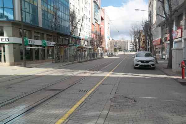 Öte yandan hava sıcaklığının 3 derece olduğu, güneşin bulutlar arasından zaman zaman kendini gösterdiği sabah saatlerinde sokak hayvanları keyifle güneşlendi.