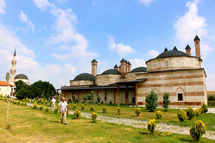 Eskişehir'in Seyitgazi ilçesinde, Yavuz Sultan Selim döneminde Bali Bey'in oğlu Kasım Bey tarafından Anadolu'da yaşayan Türkmen şeyhlerinden Şeyh Sücaeddin Veli için 16. yüzyılın başında yaptırılan, 2015'te Türk Dünyası Kültür Vakfı tarafından restore ettirilen türbe, yılda ortalama 70 bin ziyaretçiyi ağırlıyor.