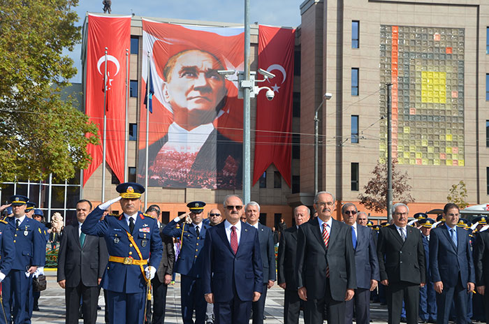 Eskişehir'de 29 Ekim Cumhuriyet Bayramı kutlamaları kapsamında çelenk sunma töreni düzenlendi.