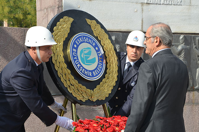 Eskişehir'de 29 Ekim Cumhuriyet Bayramı kutlamaları kapsamında çelenk sunma töreni düzenlendi.