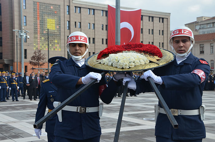 Eskişehir'de 29 Ekim Cumhuriyet Bayramı kutlamaları kapsamında çelenk sunma töreni düzenlendi.