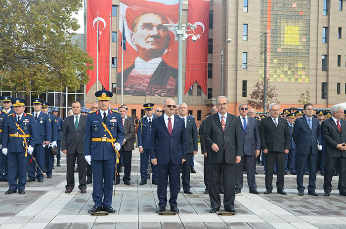 Eskişehir'de 29 Ekim Cumhuriyet Bayramı kutlamaları kapsamında çelenk sunma töreni düzenlendi.