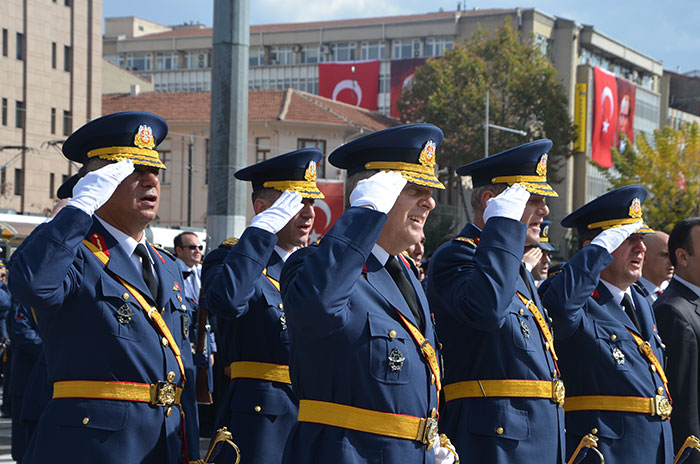 Eskişehir'de 29 Ekim Cumhuriyet Bayramı kutlamaları kapsamında çelenk sunma töreni düzenlendi.