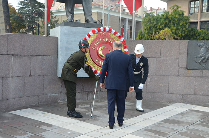 Eskişehir'de 29 Ekim Cumhuriyet Bayramı kutlamaları kapsamında çelenk sunma töreni düzenlendi.