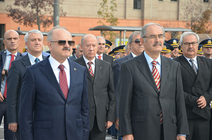 Eskişehir'de 29 Ekim Cumhuriyet Bayramı kutlamaları kapsamında çelenk sunma töreni düzenlendi.