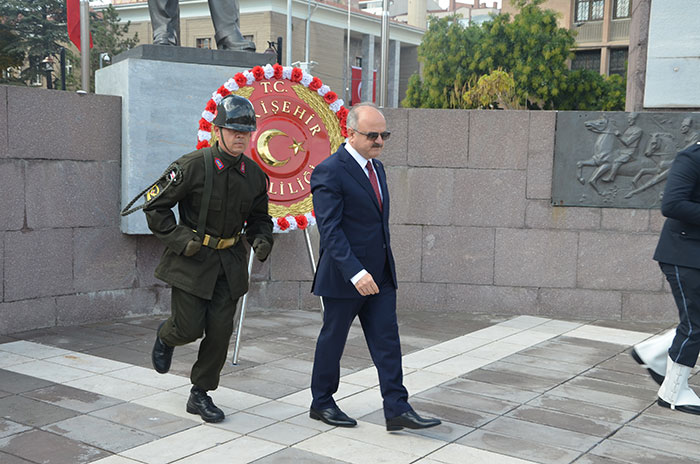 Eskişehir'de 29 Ekim Cumhuriyet Bayramı kutlamaları kapsamında çelenk sunma töreni düzenlendi.