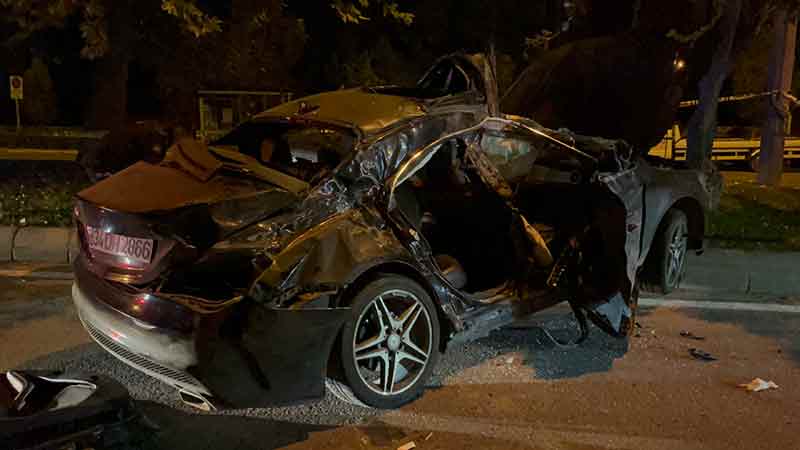 Eskişehir’de park halindeki kamyona çarptıktan sonra orta refüje çıkarak durabilen lüks araçta bulunan 5 kişi yaralandı.