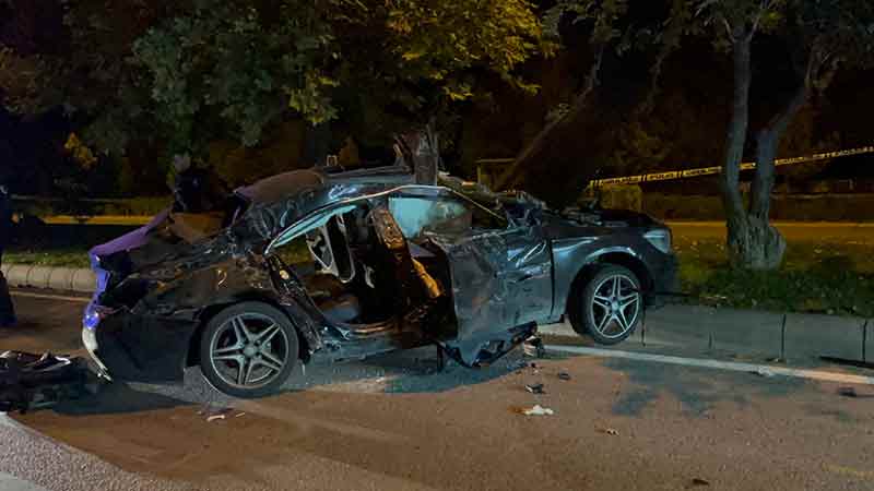 Eskişehir’de park halindeki kamyona çarptıktan sonra orta refüje çıkarak durabilen lüks araçta bulunan 5 kişi yaralandı.