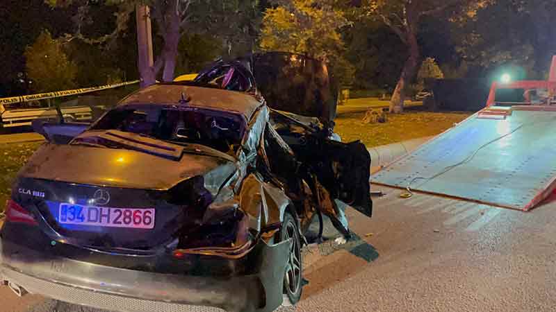 Eskişehir’de park halindeki kamyona çarptıktan sonra orta refüje çıkarak durabilen lüks araçta bulunan 5 kişi yaralandı.