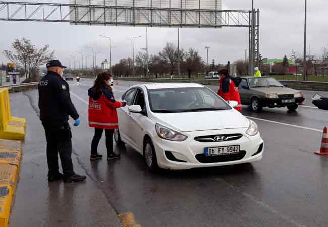 Korona virüs ile mücadele kapsamında Eskişehir Valiliği tarafından alınan tedbirler doğrultusunda şehre giren araçlarda bulunan vatandaşlar sağlık kontrolünden geçirildi. 