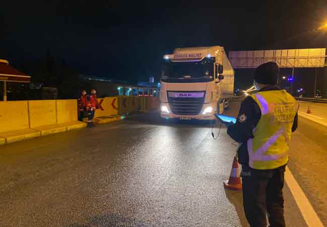 Şehir dışından gelenlerin yanı sıra fabrikalardan mesai sonrası çıkan işçilerin bulunduğu servisler de kontrol edildi. 