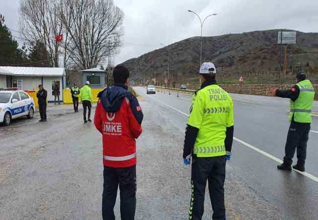 Polis ekipleri tarafından durdurulduktan sonra ateşi ölçülen tır şoförü, mecburiyetten yolda olduklarını belirterek, “Önlemlerimizi alıyoruz. Önlemlerin her noktasına dikkat ediyoruz. Zorlu bir süreç, Allah yardımcımız olsun. Umarım bu zorlu zamanları milletçe atlatırız. Gıda malzemeleri taşıdığımız için çok dikkat etmek zorundayız. Aracı sürerken bile maske takıyoruz” dedi. 