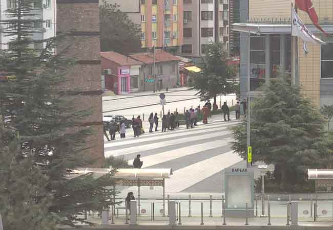 11:00-19:00 saatleri arasında çalışacak olan AVM'ler bugün itibariyle kapılarını tekrardan müşterilere açtı