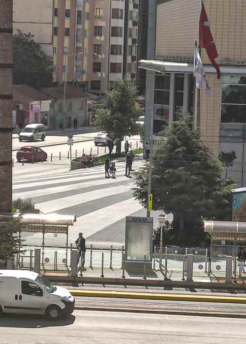 Açılış saati yaklaştıkça AVM önünde yoğunluk oluştu