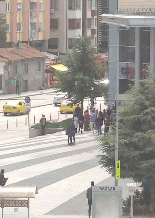 Oluşan yoğunlukta insanların sosyal mesafeye uymadığı da görüldü