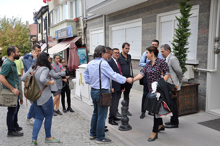 Avukat Heval Yıldız Karasu’nun ofisinin bulunduğu binaya av tüfeğiyle ateş edildi ve bina duvarına ‘Odunpazarı’nda HDP’li istemiyoruz’ yazısı yazıldı.