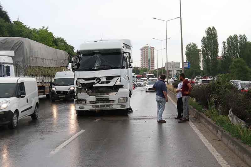 Aynı anda meydana gelen diğer bir trafik kazasında ise Bursa istikametine ilerleyen 66 LM 957 çekici plakalı tır, önünde seyreden başka bir tıra çarptı.