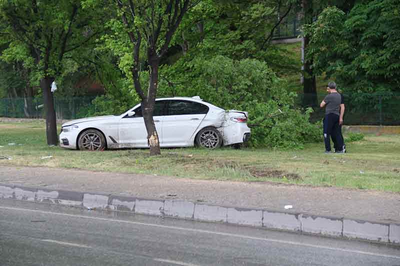 Bir minibüs de lastiğinin patlaması sonucu yol kenarındaki kaldırıma çarptı.