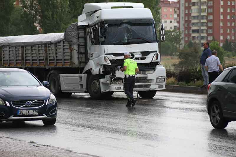 Meydana gelen kazalar nedeniyle Eskişehir-Bursa karayolu yaklaşık 1 saat boyunca ulaşıma kapandı. Kazalarda maddi hasar oluşan araçların çekiciyle kaldırılmasının ardından yol trafiğe açıldı.