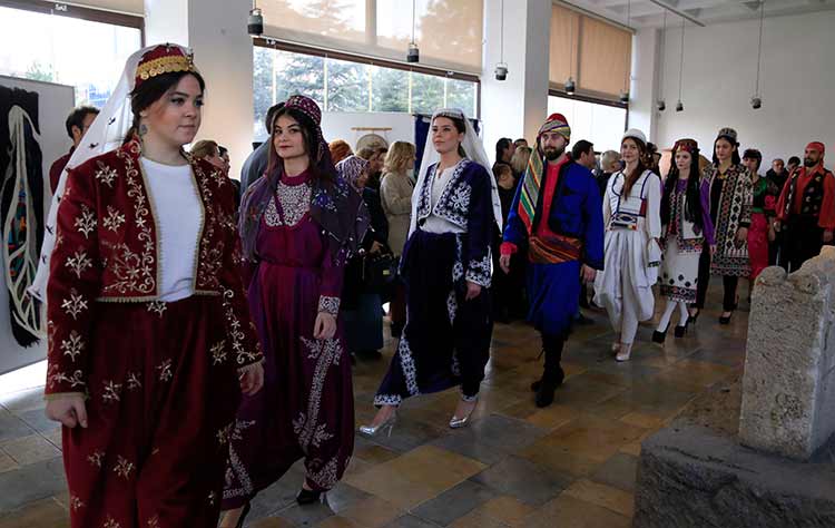 Eskişehir'de Nevruz Bayramı dolayısıyla, geleneksel Türk kıyafetlerinin sergilendiği ''Nevruz'da Baharın Renkleri Defilesi'' yapıldı.