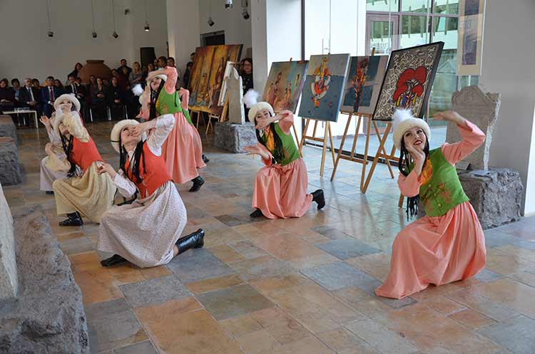 Eskişehir'de Nevruz Bayramı dolayısıyla, geleneksel Türk kıyafetlerinin sergilendiği ''Nevruz'da Baharın Renkleri Defilesi'' yapıldı.