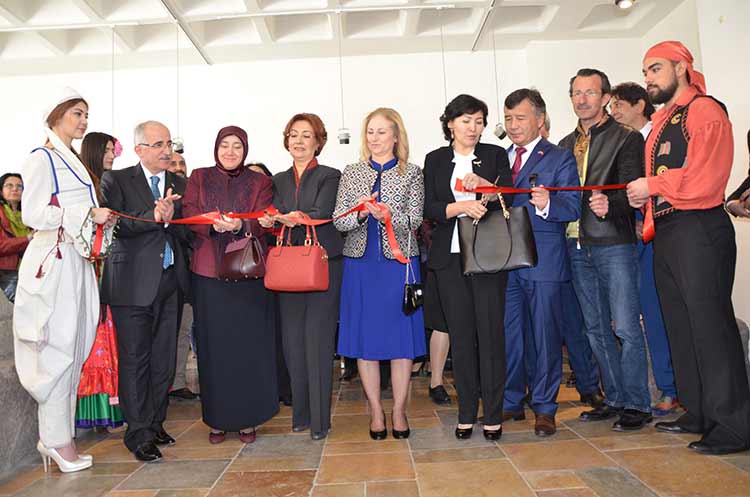 Eskişehir'de Nevruz Bayramı dolayısıyla, geleneksel Türk kıyafetlerinin sergilendiği ''Nevruz'da Baharın Renkleri Defilesi'' yapıldı.