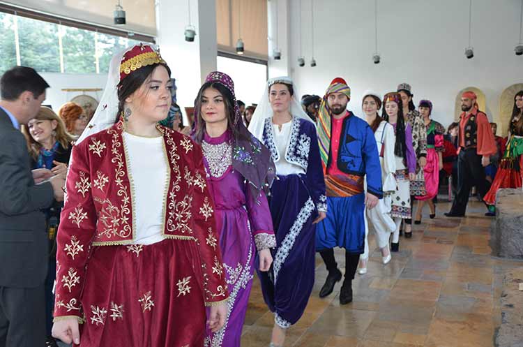 Eskişehir'de Nevruz Bayramı dolayısıyla, geleneksel Türk kıyafetlerinin sergilendiği ''Nevruz'da Baharın Renkleri Defilesi'' yapıldı.