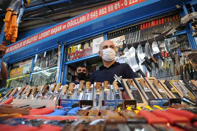  “Şu anda işini son güne bırakanlarla uğraşıyoruz. Biraz kalabalık, müşterilerimiz için bayram olmasına rağmen biz de çalışıyoruz ve bayram yapmıyoruz. Herkese iyi bayramlar diliyorum. Bayramın birinci günü olmasına rağmen çalışmaya devam ediyoruz. Pandemiden dolayı mı böyle oldu pek anlamadım, yine kalabalık. Birinci gün olmasına rağmen yoğunluk halen devam ediyor” diye konuştu.